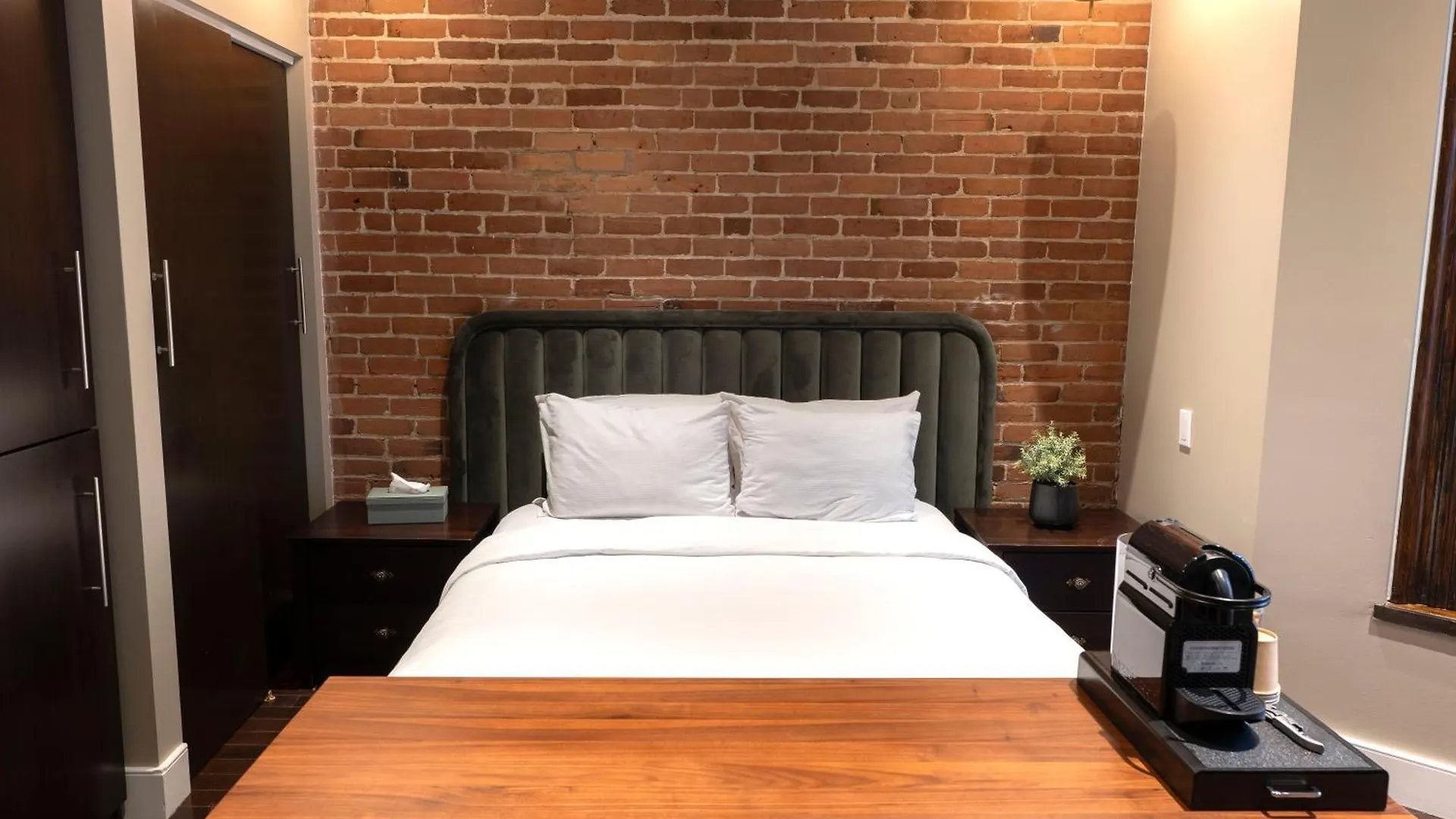 Aparthotel Self Check-In Boutique Hotel - Quartier Latin - Room 101 Montreal Canada