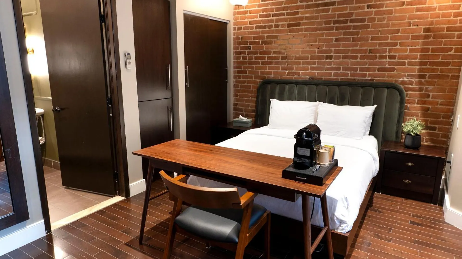 Self Check-In Boutique Hotel - Quartier Latin - Room 101 contacts