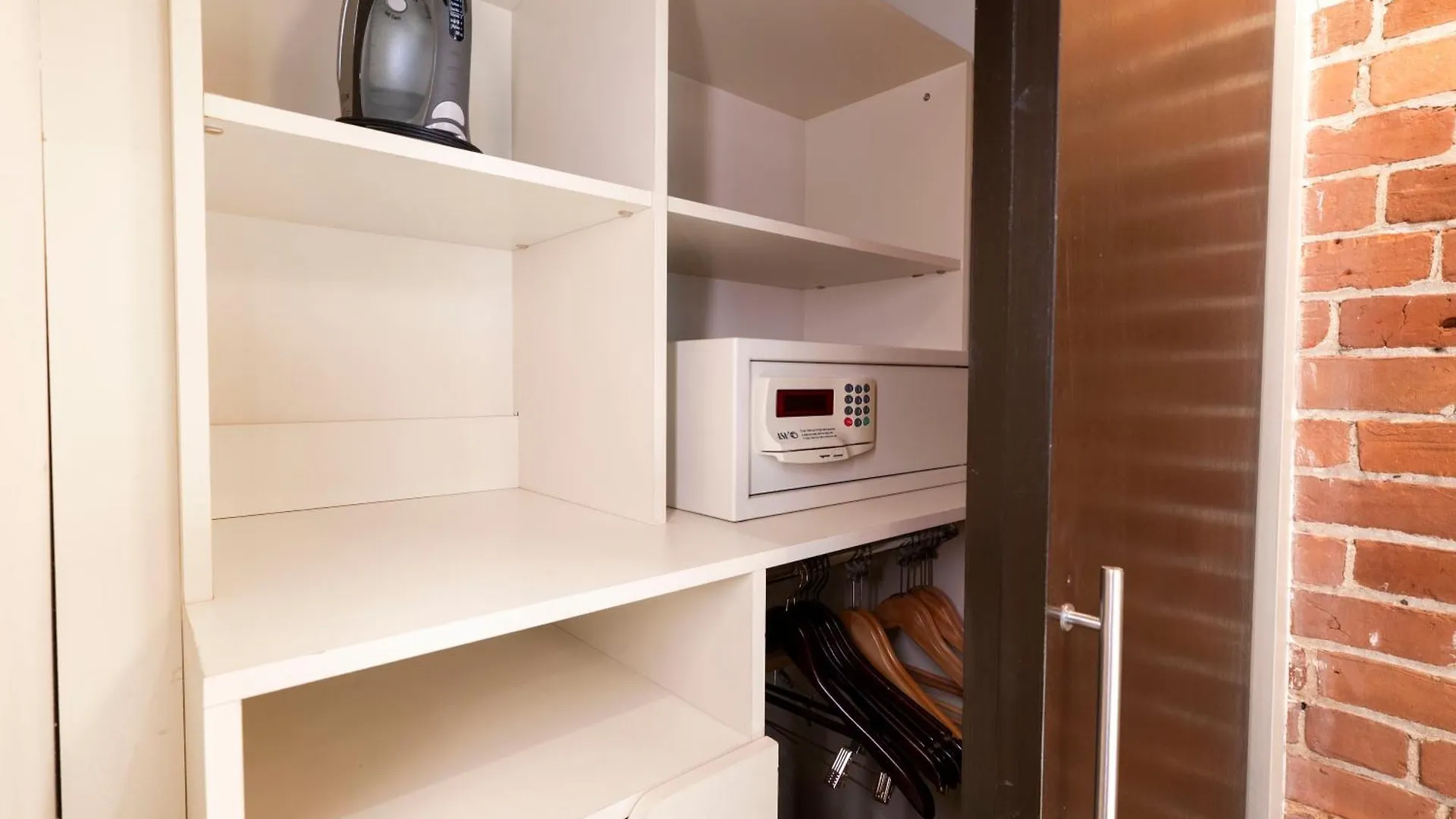 Self Check-In Boutique Hotel - Quartier Latin - Room 101 Montreal 0*,  Canada