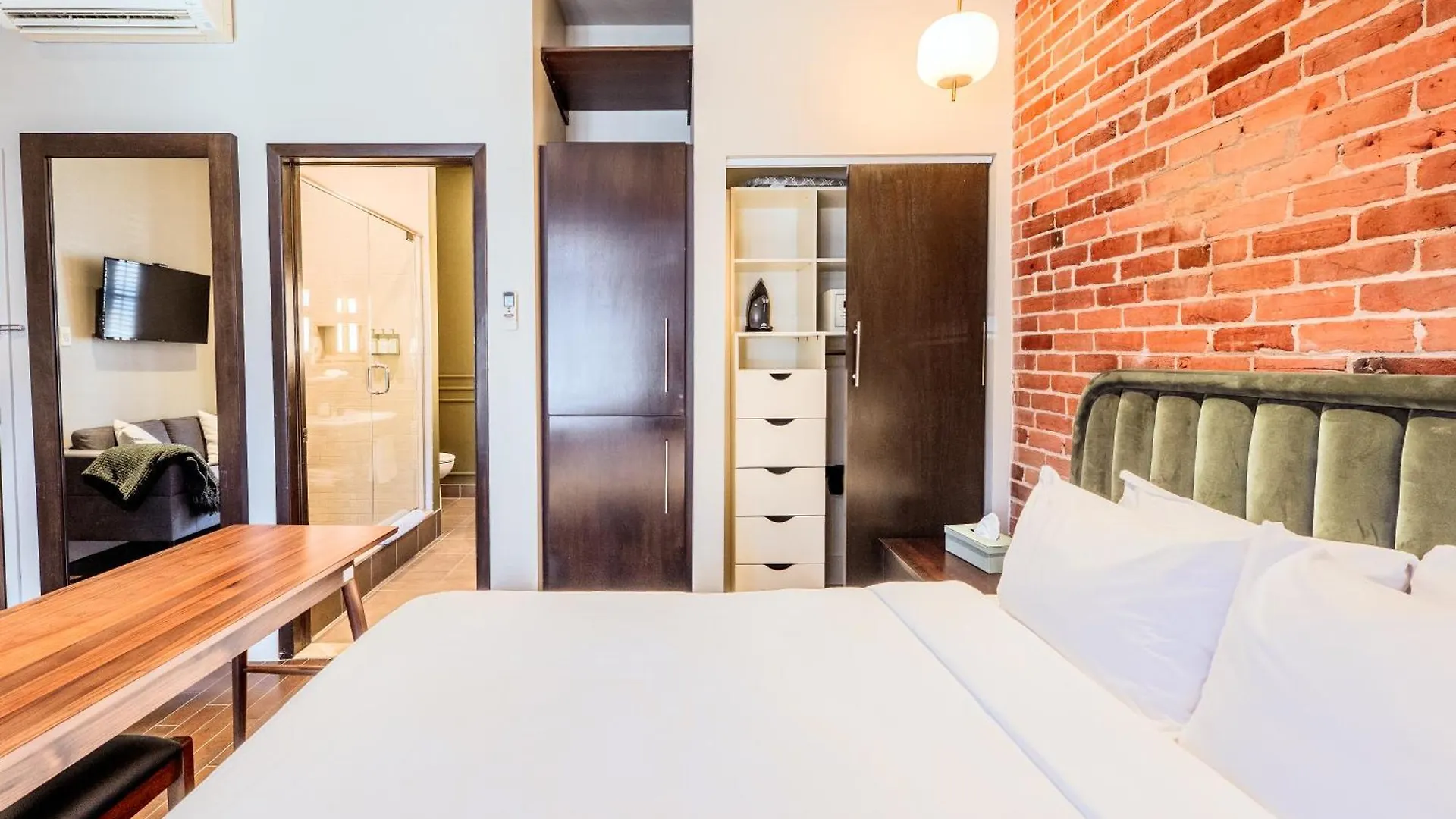 Self Check-In Boutique Hotel - Quartier Latin - Room 101 Montreal Canada